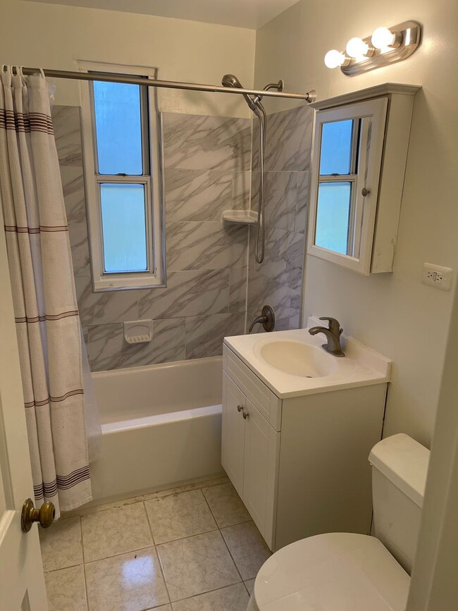 Building Photo - Top Floor 2BR, 1BA Garden Condo Near Ballston Metro