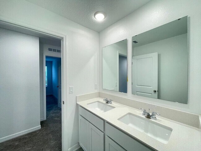 Building Photo - 3931 Willow Brk Dr
