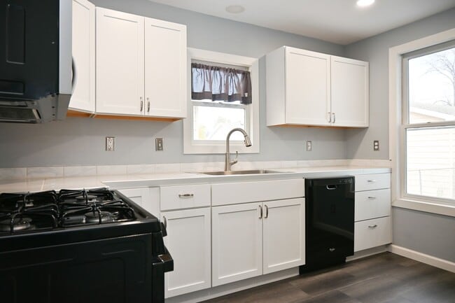 Building Photo - Gorgeous 3 Bed 1 Bath Home! Updated Applia...