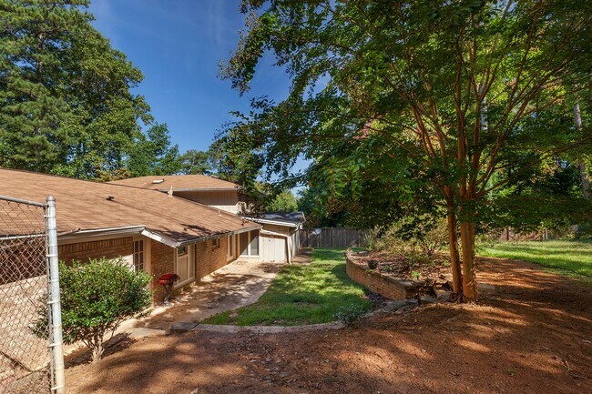 Building Photo - 3741 Fox Glen Ct NE