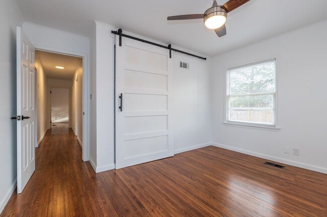 Building Photo - Beautiful 3 bedroom 1 bath, Available in April!