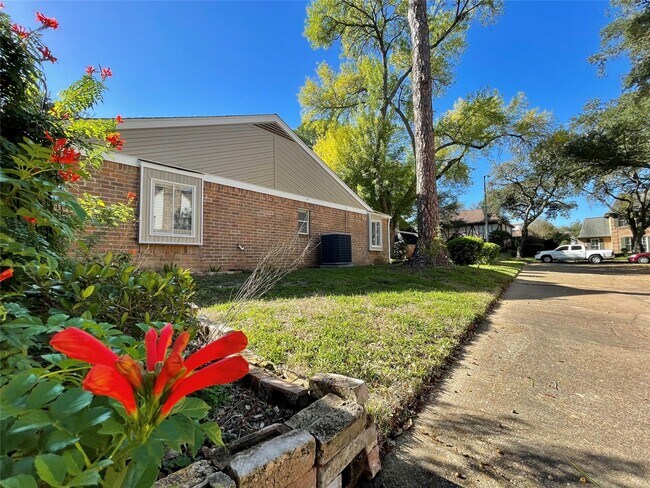 Building Photo - 707 Center Hill Dr