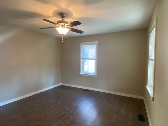 Building Photo - Adorable 2 Bedroom Early August