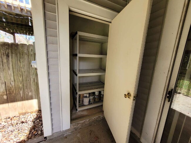 Building Photo - 2 Bedroom Condo Near Chicks Beach!