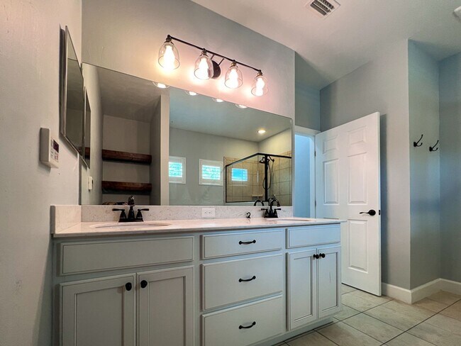 Building Photo - 3BR/2.5BA Townhouse in Sorrento - availabl...