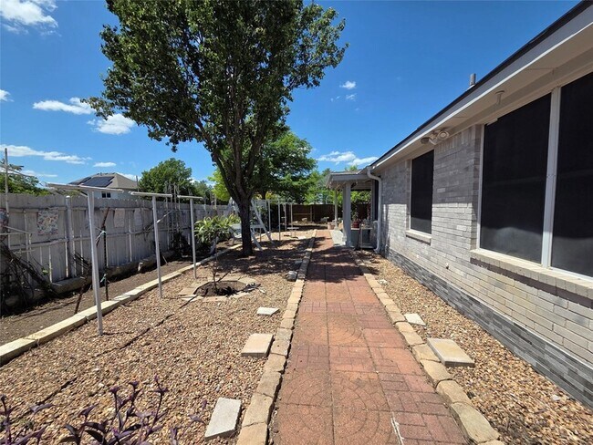 Building Photo - 1124 Springbrook Rd