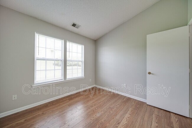 Building Photo - 120 Lantana Dr
