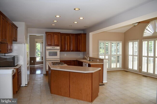 Building Photo - 6 Hollow Creek Cir