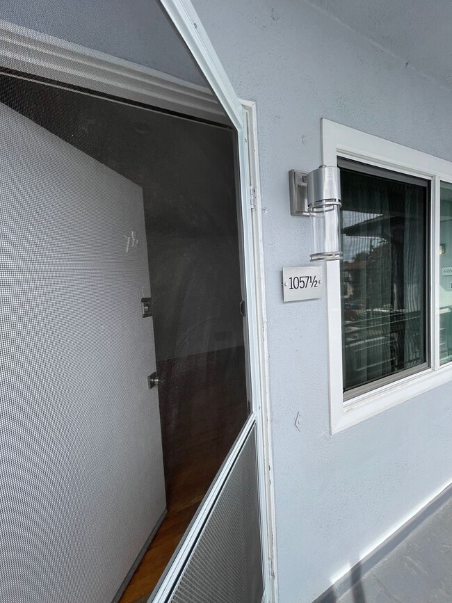 Building Photo - 1059-1059 S Genesee Ave