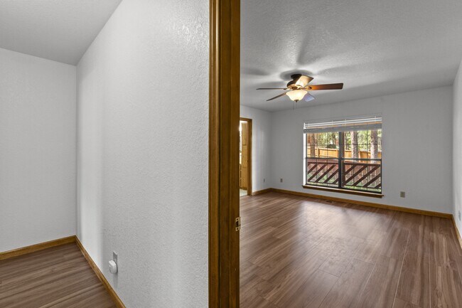 Building Photo - 103 E Miller Ct