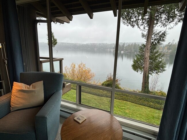 Building Photo - 221 N Bay Ln