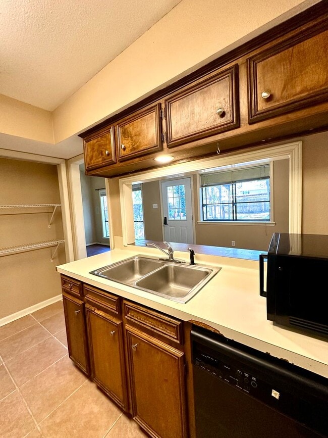 Building Photo - 2BR 2BA Townhome w/ Loft LSU AREA