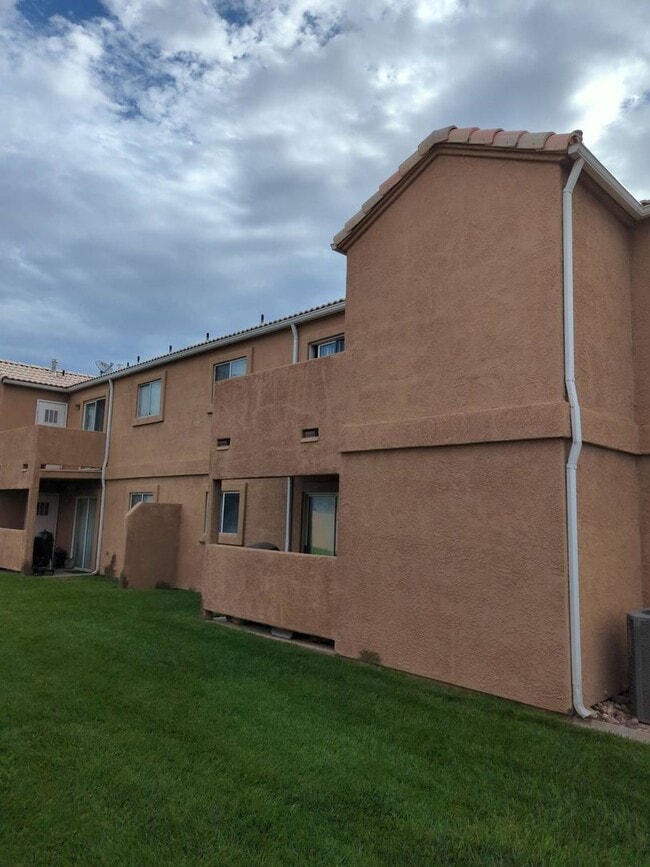 Building Photo - DOG-FRIENDLY, 2-Bed, 2-Bath Townhome