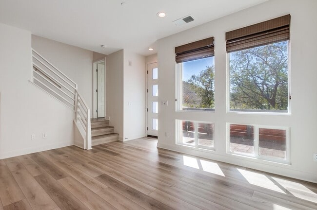 Building Photo - Mira Mesa 3 Bedroom Townhome!