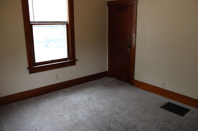 Building Photo - House for rent! 2 kitchens 3 Baths! Close ...