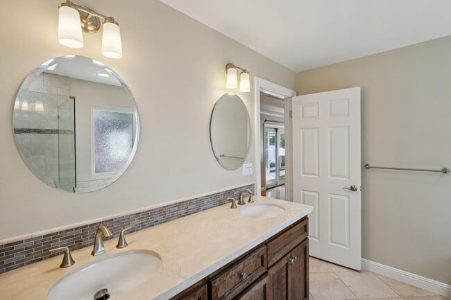 Building Photo - Spacious Home with Detached 1 bed 1 bath ADU in Los Altos!