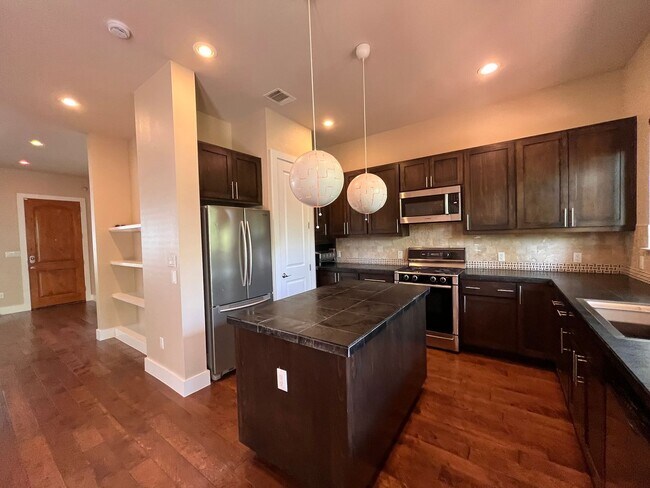 Building Photo - Modern Townhouse Near Mueller