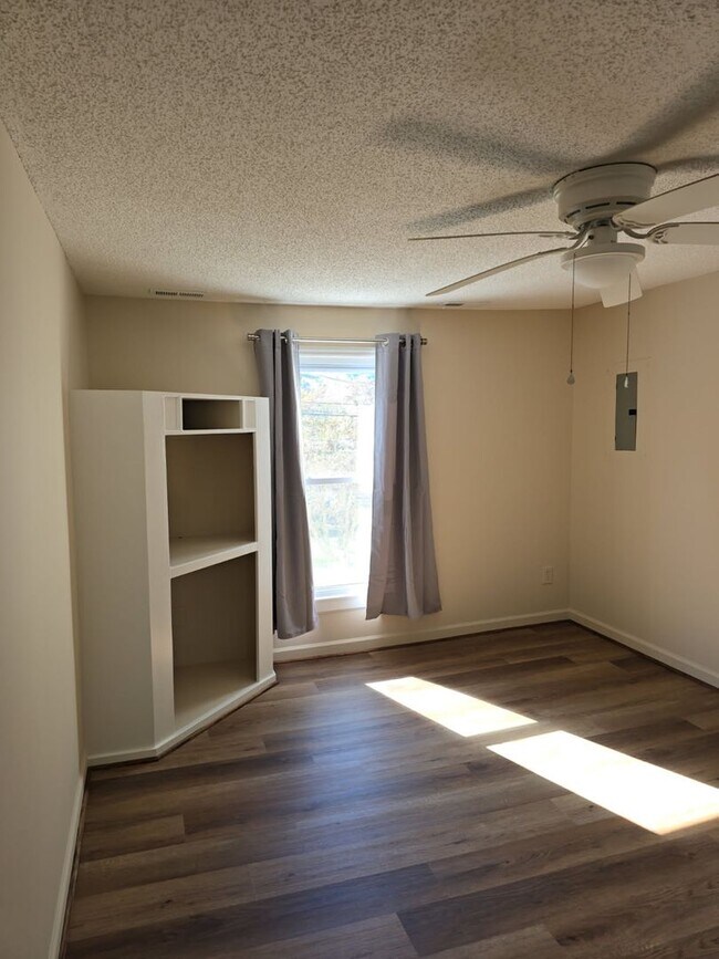 Building Photo - 802 N B St