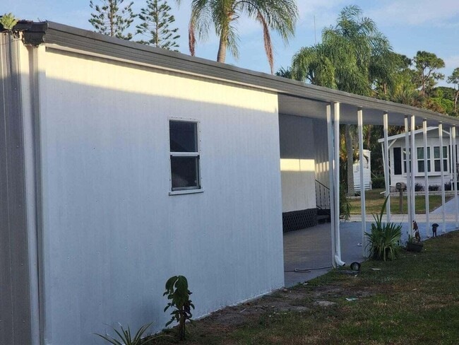 Building Photo - 14 Novedades