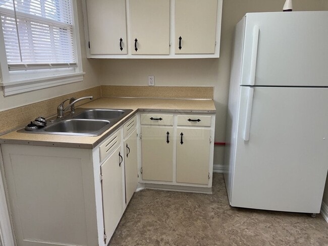 Building Photo - 1807 Poage Ave