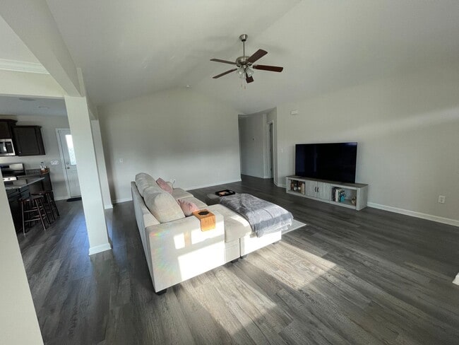 Building Photo - Lovely Three Bedroom Home in Camden and Minutes Away from I-20