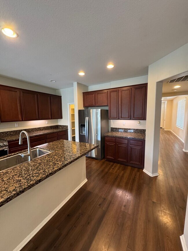 Building Photo - Spacious Lakeview Home with Loft & Community Amenities