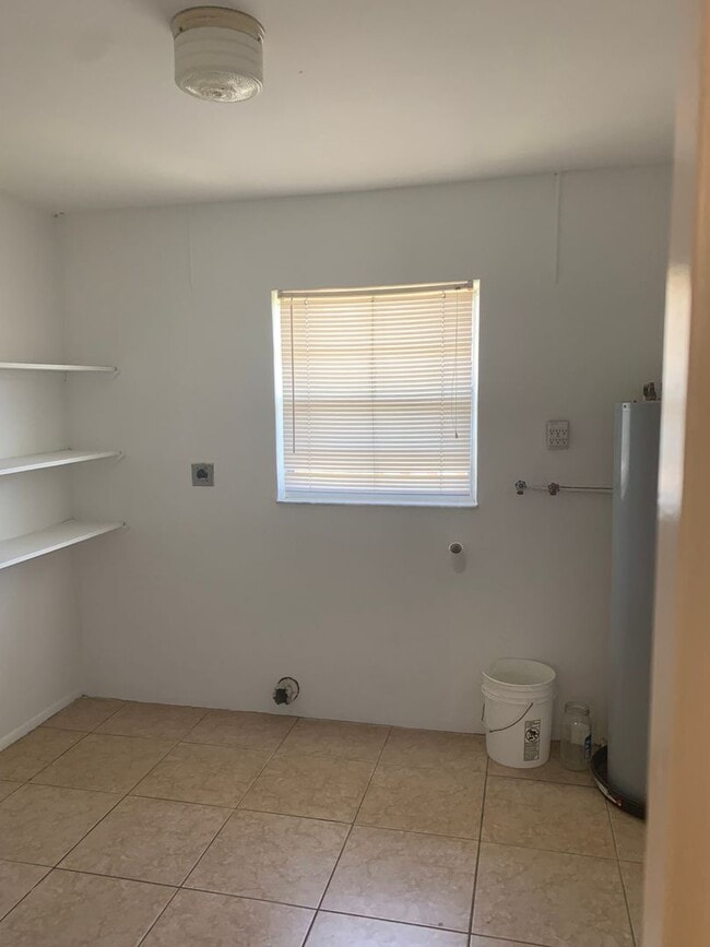 Building Photo - 3/2/1 RENTAL HOUSE IN THE RIVER PARK AREA.