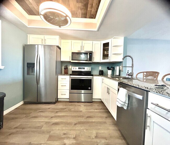 Building Photo - 2/2 Beautifully Remodeled, Furnished, With...