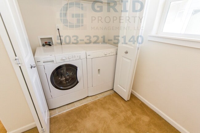 Building Photo - Beautiful 3BR Townhome