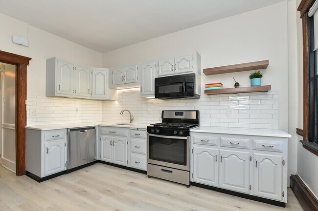 Building Photo - 722 27th St