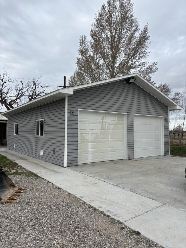 Building Photo - 901 E 800 N