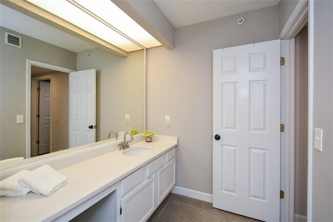 Building Photo - 607 Lismore SE