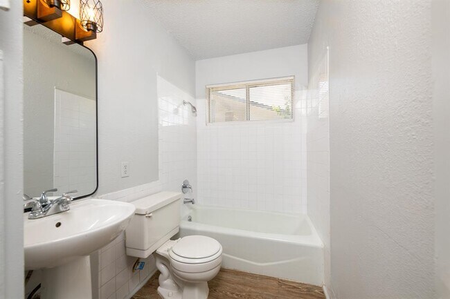 Building Photo - 5900 Glen Meadow Dr