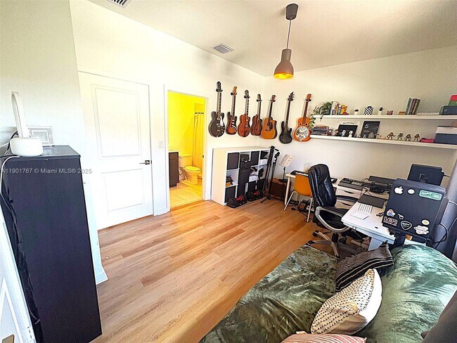 Building Photo - 476 NE 5th St