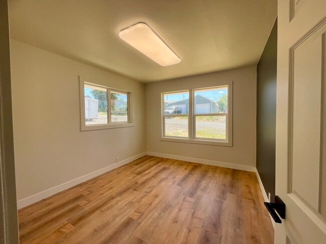 Building Photo - Updated Cottage in Pilot Rock