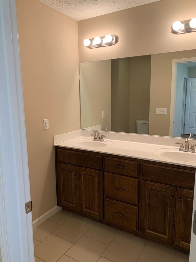 Building Photo - Beautiful 3 Bedroom, 2 Bath Home, With GAR...