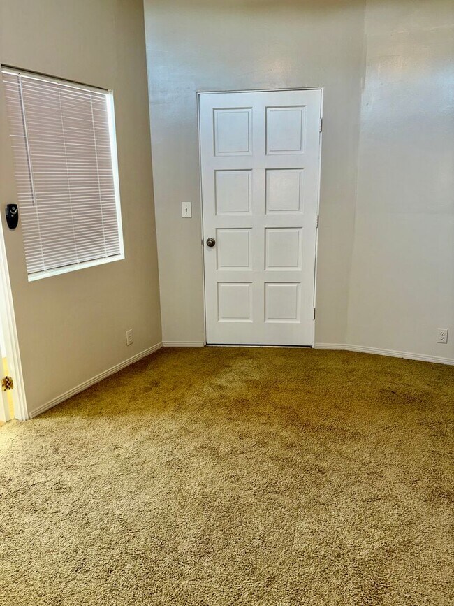 Building Photo - **OPEN HOUSE THURSDAY 5/22/25** 2,400- ALL...