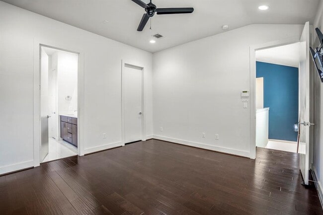 Building Photo - 3208 N MacGregor Way