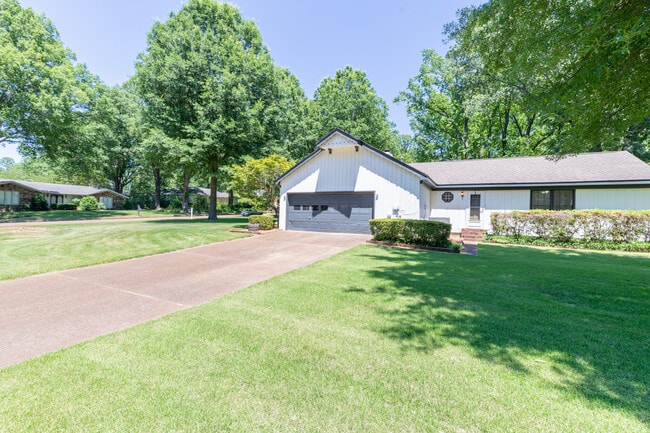 Building Photo - 8501 Buckthorn Dr