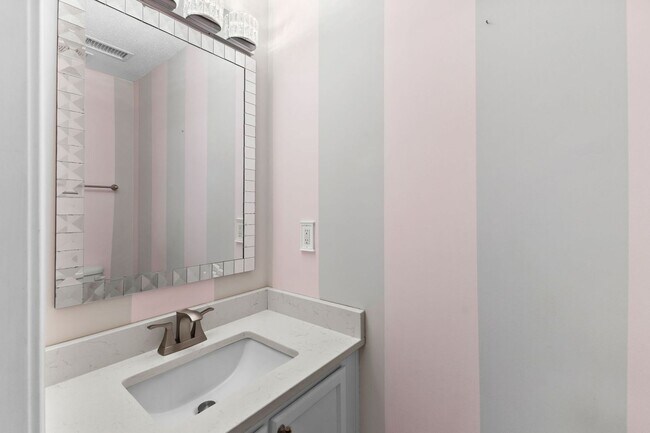 Building Photo - Charming Townhome with Water Views near The Market Common!