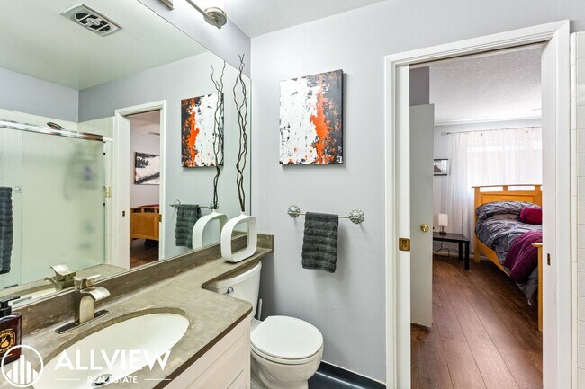 Building Photo - Exquisite 4 Bed 2.5 Bath Home in Orange!