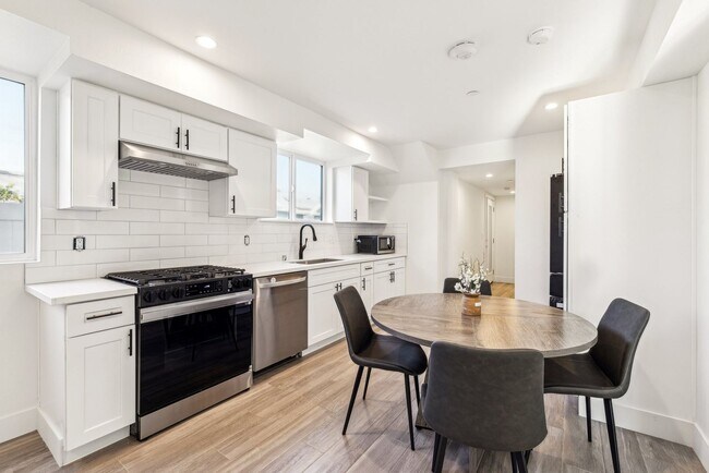 Interior Photo - MH 1252 W 37th St