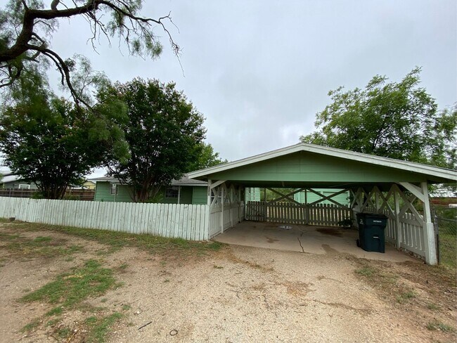 Building Photo - Large family home in Grape Creek!
