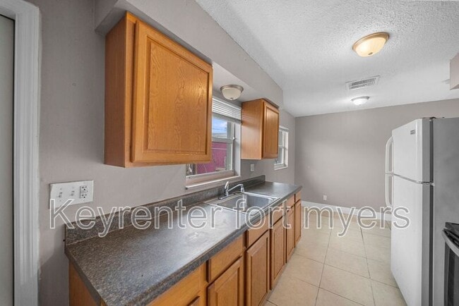 Building Photo - 5458 Fifth Ave