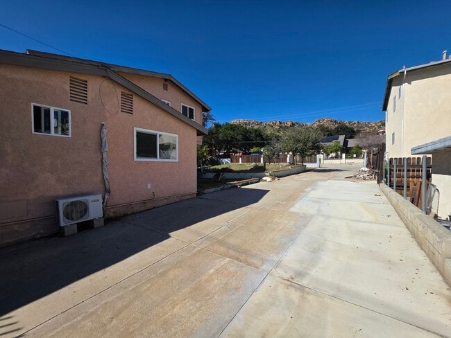 Building Photo - 3 Bedroom Home for Rent with RV Parking, Rock Views & Large Lot