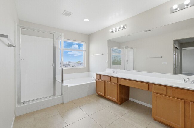 Building Photo - 4 Bedroom House in a Northeast Gated Community