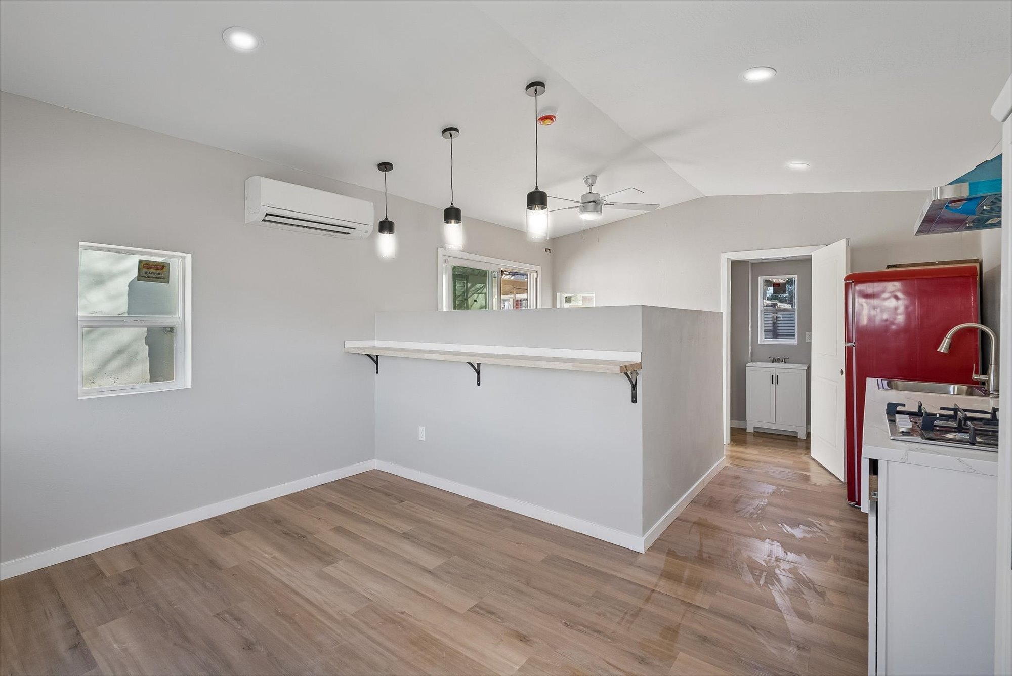 Building Photo - 890 E Ash St