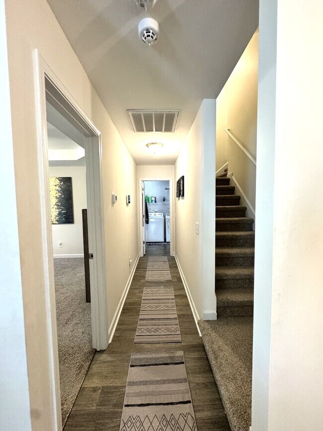 Building Photo - Beautiful home! Convenient to the city with all shopping!