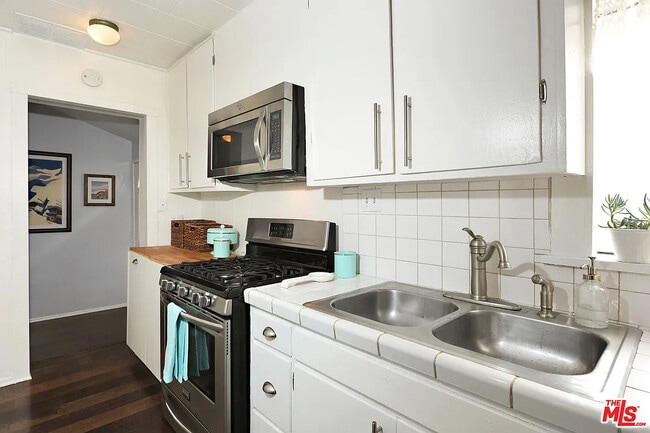 Building Photo - 3844 Goldwyn Terrace