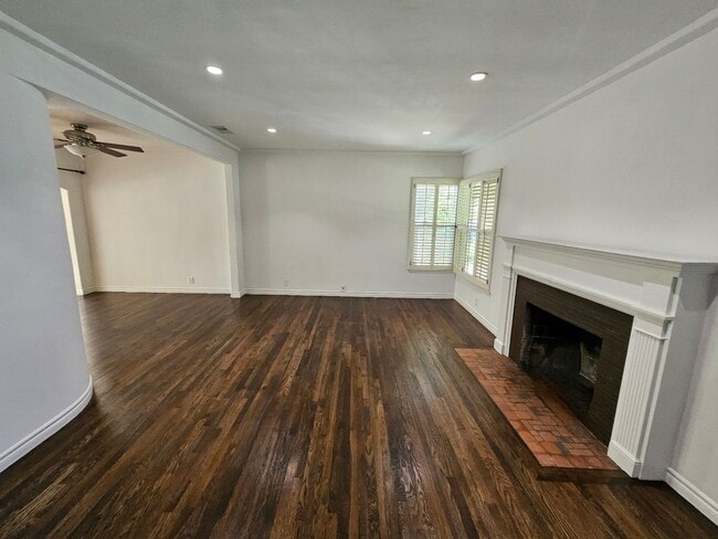 Building Photo - **Charming 3-Bedroom Home in Burbank Rancho**